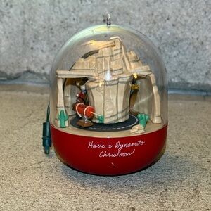 HALLMARK ROAD RUNNER AND WILE E COYOTE MAGIC KEEPSAKE ORNAMENT  1993